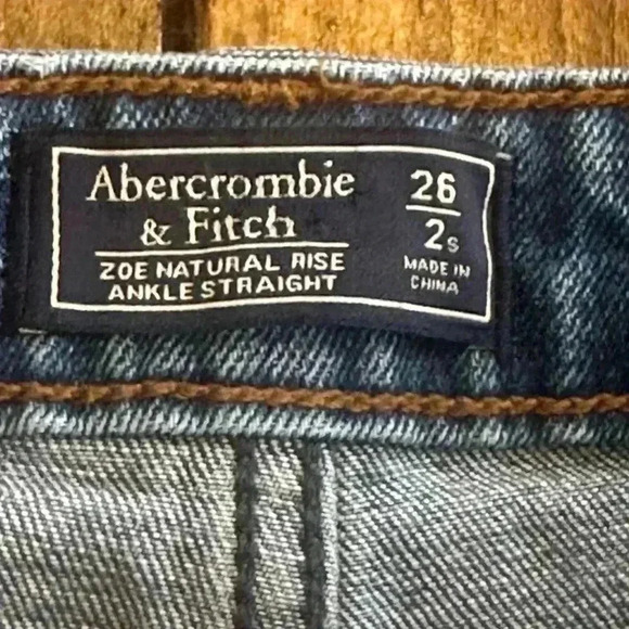 💙A&F | Zoe Natural Rise Ankle Straight Jeans with Light Distressing & Raw Hems - Picture 3 of 8